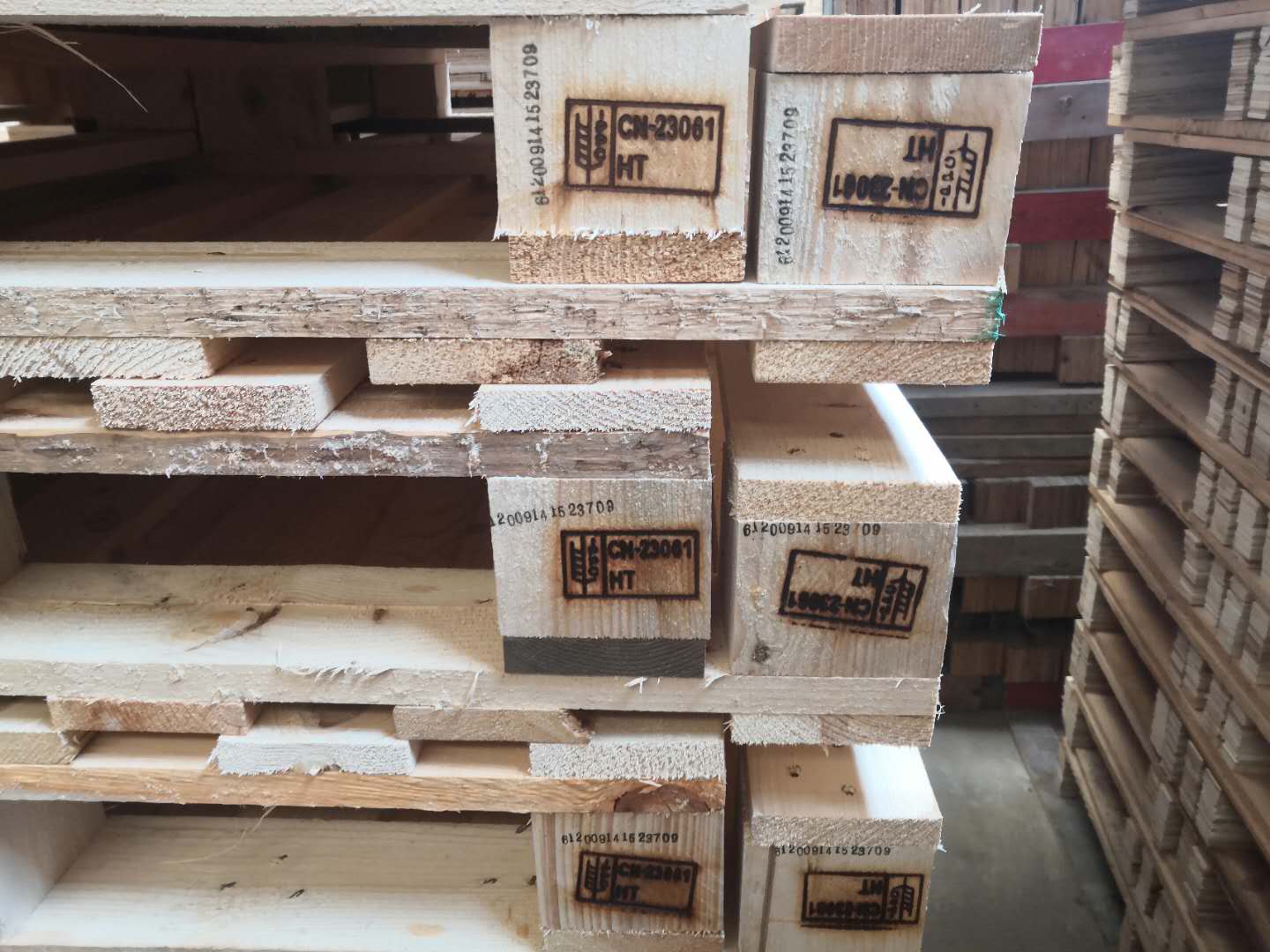 實木熏蒸托盤和歐標托盤有啥區別？